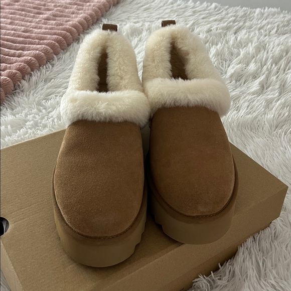 Ladies Uggs. New never worn. Size 9 - Picture 2 of 5